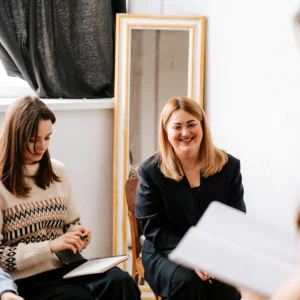 deux femmes échangeant leurs expériences lors d'un groupe de parole