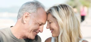 un couple de seniors partageant un moment complice