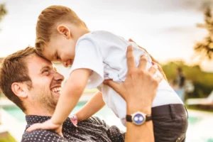 un père et son fils partageant un moment de complicité