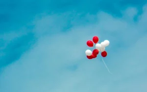 une envolée de ballons rouges et blancs