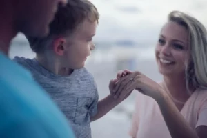 des parents interagissent avec leur enfant