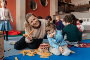 Jeune femme et enfants lors des journées portes ouvertes de Familya Lyon