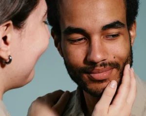 Deux personnes se touchant affectueusement.
