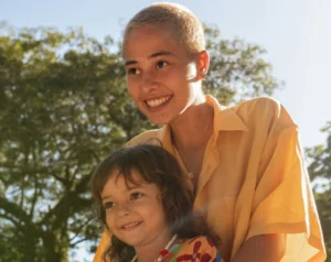 Une femme et une enfant en plein air.