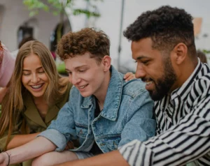 Groupe d'amis en discussion détendue.