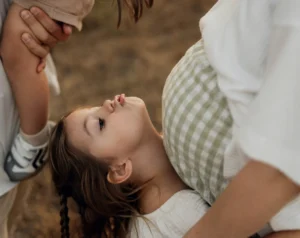 Enfants et parents jouant dans un champ.