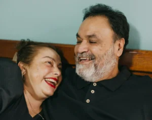 Couple se reposant ensemble sur un canapé.