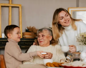 Famille partageant un moment convivial.