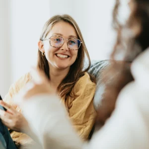 Une jeune fille en train d'échanger avec une conseillère lors d'un point écoute chez Familya