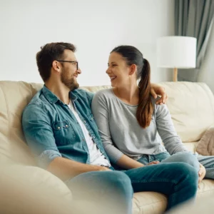 Un coupe souriant et se regardant avec complicité